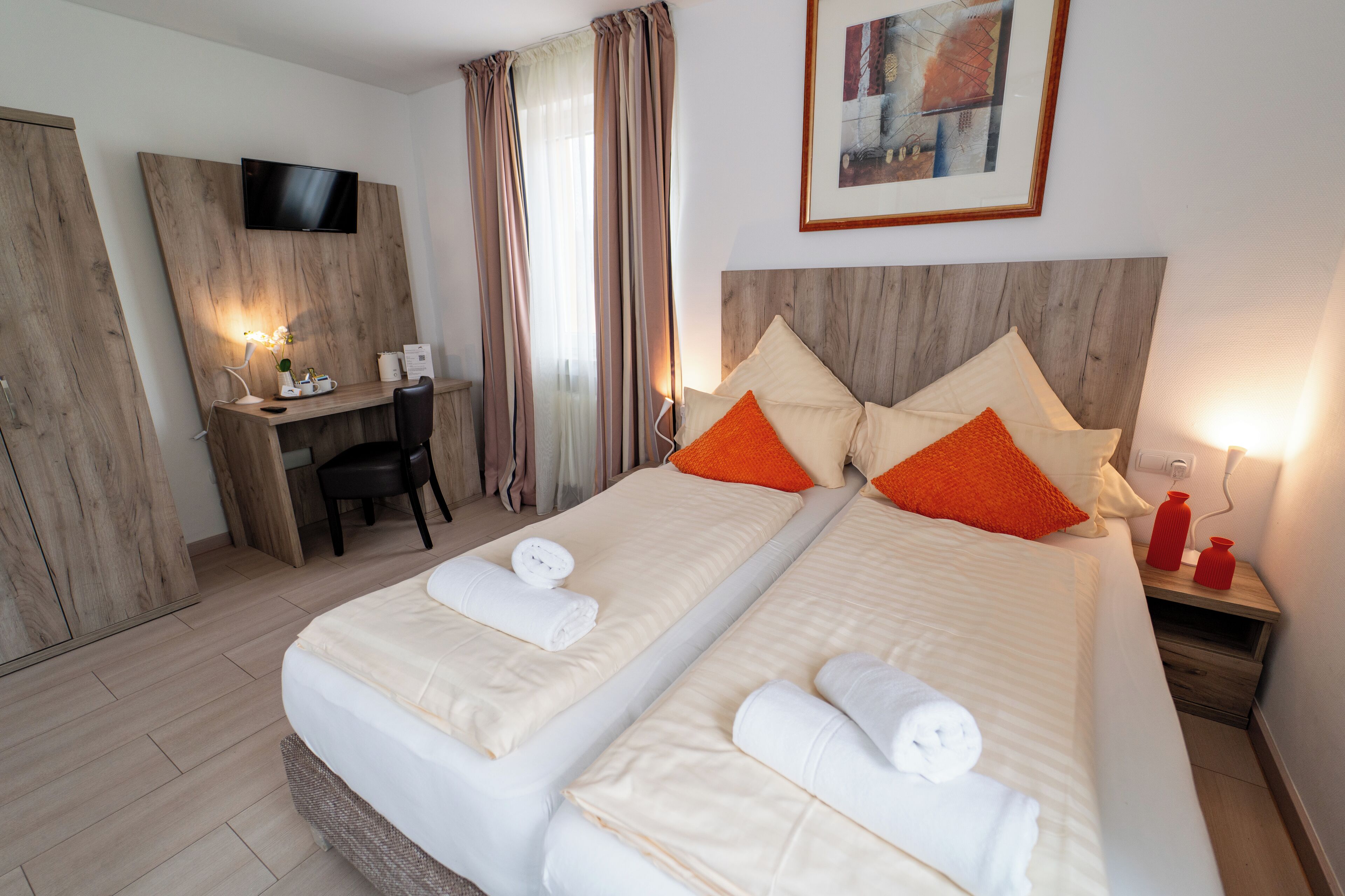 Classic Double or Twin Room | Desk, laptop workspace, blackout curtains, soundproofing