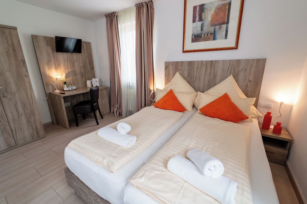 Classic Double or Twin Room | Meja, ruang kerja komputer riba, langsir/tirai gelap terus, kalis bunyi 