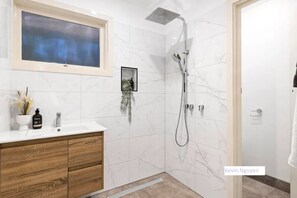 Ducha, secador de pelo, toallas, jabón