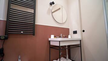 Doccia, asciugacapelli, bidet, asciugamani