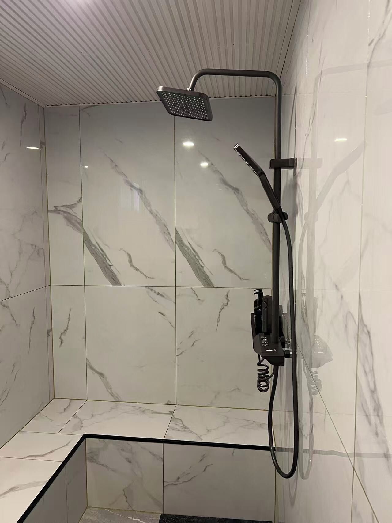 Ducha, secador de pelo, toallas, jabón