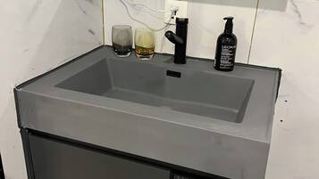 Regadera, secadora de cabello, toallas, jabón