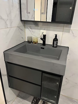 シャワー、ヘアドライヤー、タオル、石鹸