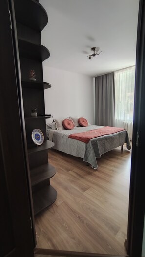 2 habitaciones, tabla de planchar con plancha y acceso a internet