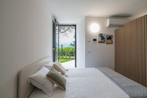 2 bedrooms, iron/ironing board, travel cot