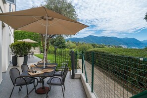 Outdoor dining - GuestHost - Lake View Apt with pool Villa Maderni (Como)