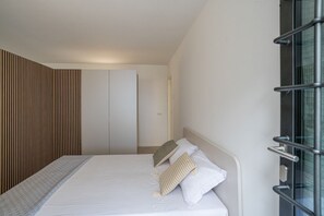 2 bedrooms, iron/ironing board, travel cot