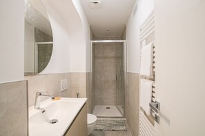 Shower, free toiletries, hair dryer, towels - GuestHost - Lake View Apt with pool Villa Maderni (Como)