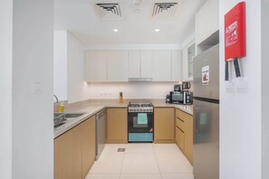 Fridge, microwave, oven, stovetop - StayShort - Dubai Creek Harbour sleeps 6 with Water Views! (Dubai Creek Harbour)