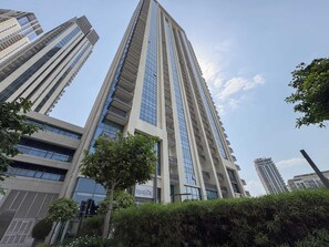 Exterior - Free housekeeping visits during your stay - StayShort - 2BR Apartment with Water Views in Dubai Creek Harbour (Dubai Creek Harbour)