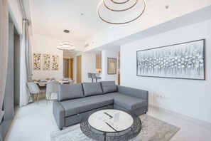 TV - StayShort - Dubai Creek Harbour sleeps 6 with Water Views! (Dubai Creek Harbour)