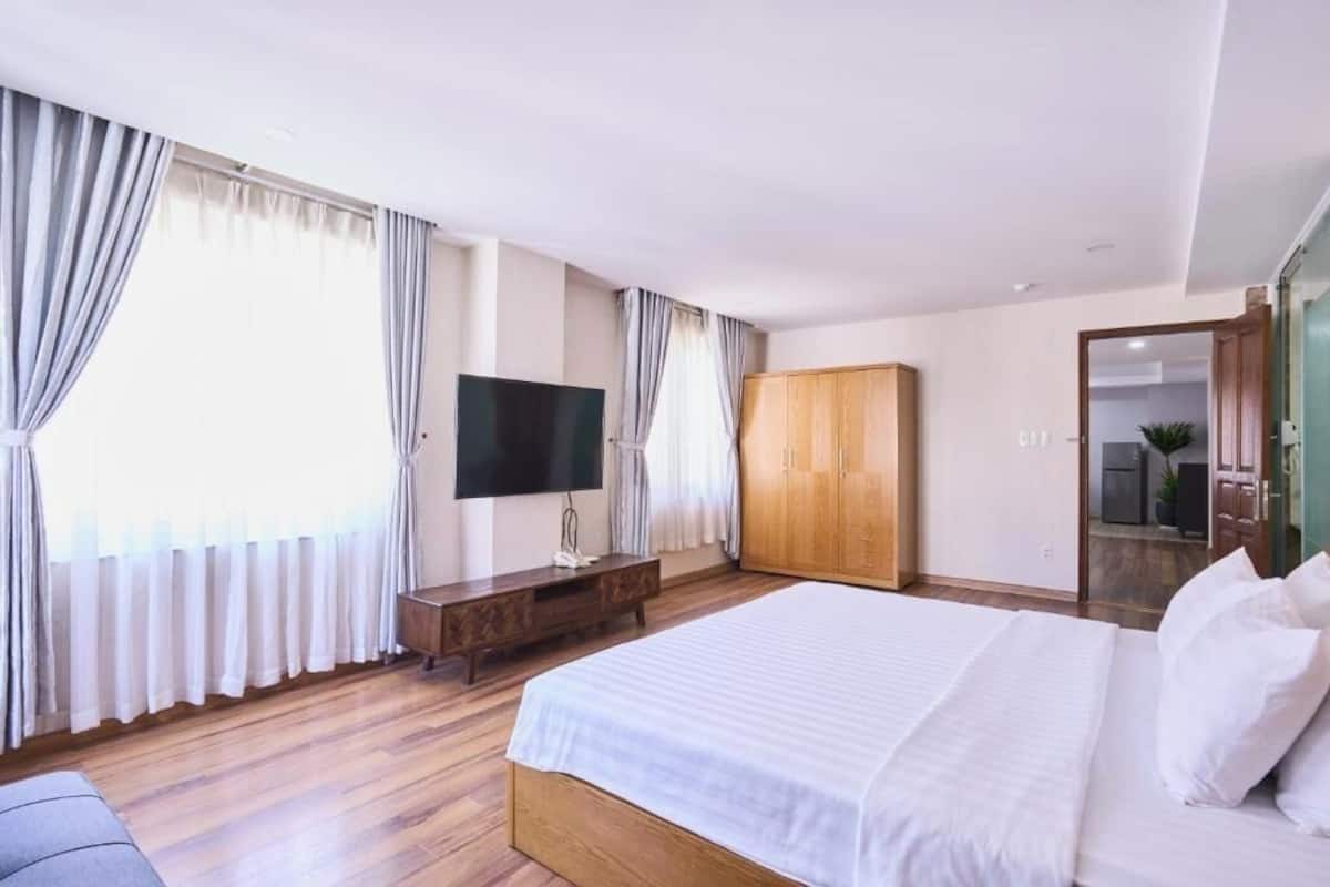 Suíte clássica, vista para o jardim | Quartos à prova de som, ferros/tábuas de passar roupa, Wi-Fi de cortesia