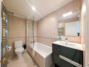 A modern bathroom with a toilet, shower, and bathtub. - Comfy & Easy 1-Bed Flat in Quiet Maida Vale (London)
