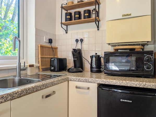 Microondas, horno, placa de cocina