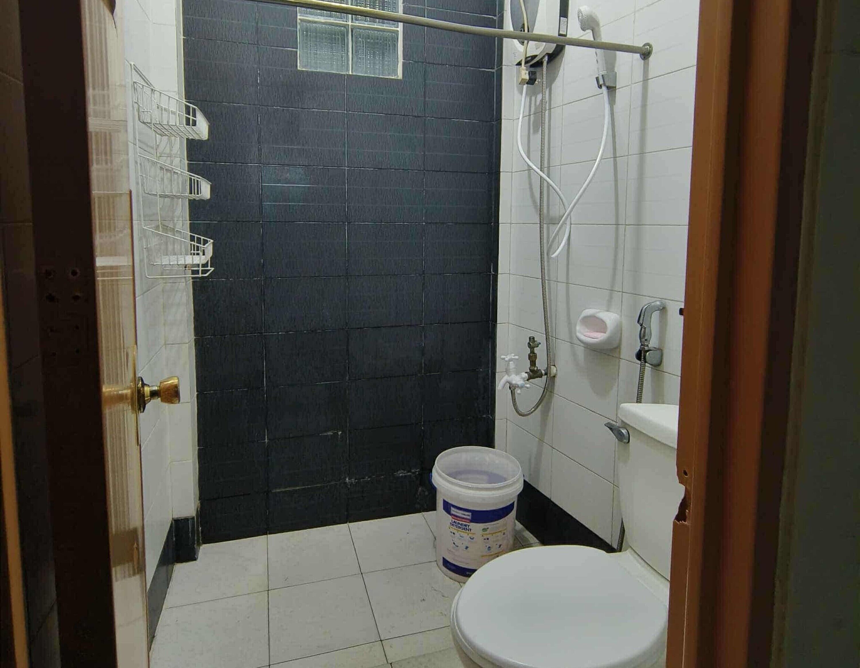 Signature Studio, Non Smoking, Pets Allowed | Bathroom | Shower, free toiletries, bidet, towels