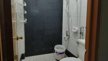 Signature Studio, Non Smoking, Pets Allowed | Bathroom | Shower, free toiletries, bidet, towels