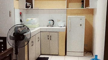 ベーシック スタジオ 禁煙 ペットとの宿泊可 | 専用簡易キッチン | コンロ、電気ポット、調理器具と食器、ダイニングテーブル