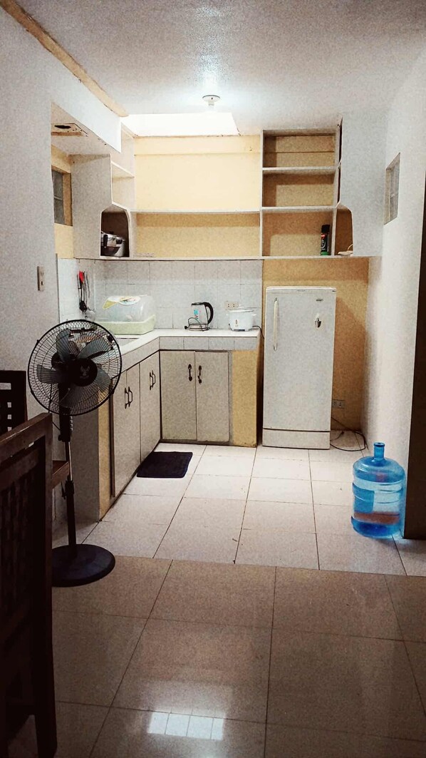 Basic Studio, Non Smoking, Pets Allowed | Private kitchenette | Stovetop, electric kettle, cookware/dishes/utensils, dining tables