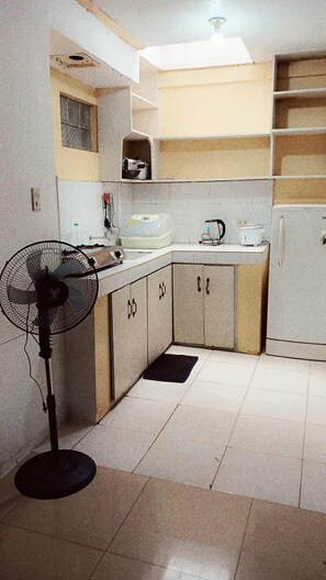Basic Studio, Non Smoking, Pets Allowed | Private kitchenette | Stovetop, electric kettle, cookware/dishes/utensils, dining tables