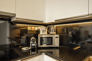 Réfrigérateur, four à micro-ondes, lave-vaisselle, bouilloire électrique