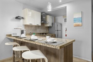 ثلاجة، ميكروويف، فرن، موقد طهي مسطح