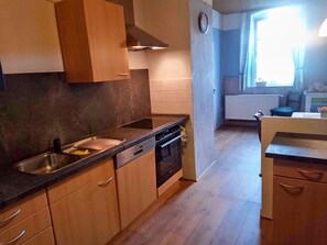 Kühlschrank, Ofen, Herdplatte, Geschirrspüler