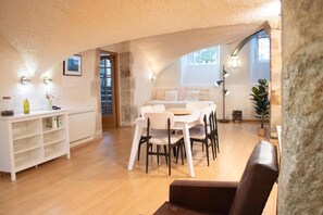 Dining - Charme rare sous les voûtes accommodation in Royat (Royat)