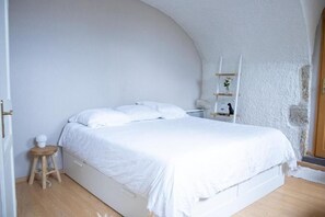 2 bedrooms, iron/ironing board, internet, bed sheets