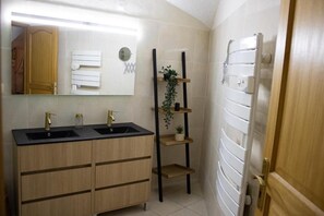 Towels, soap, toilet paper - Charme rare sous les voûtes accommodation in Royat (Royat)