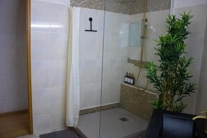 Toallas, jabón, papel de baño 