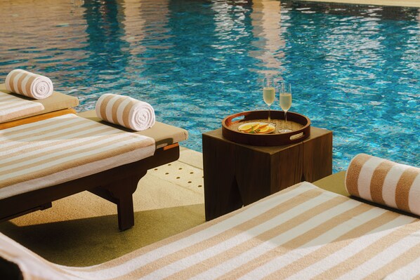 สระว่ายน้ำกลางแจ้ง