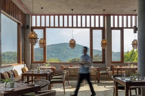 Se sirven desayunos, comidas, cenas y cocina local e internacional 