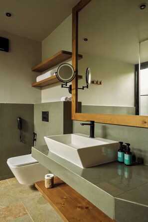 تجهيزات دش، خف للقدمين، مناشف، صابون