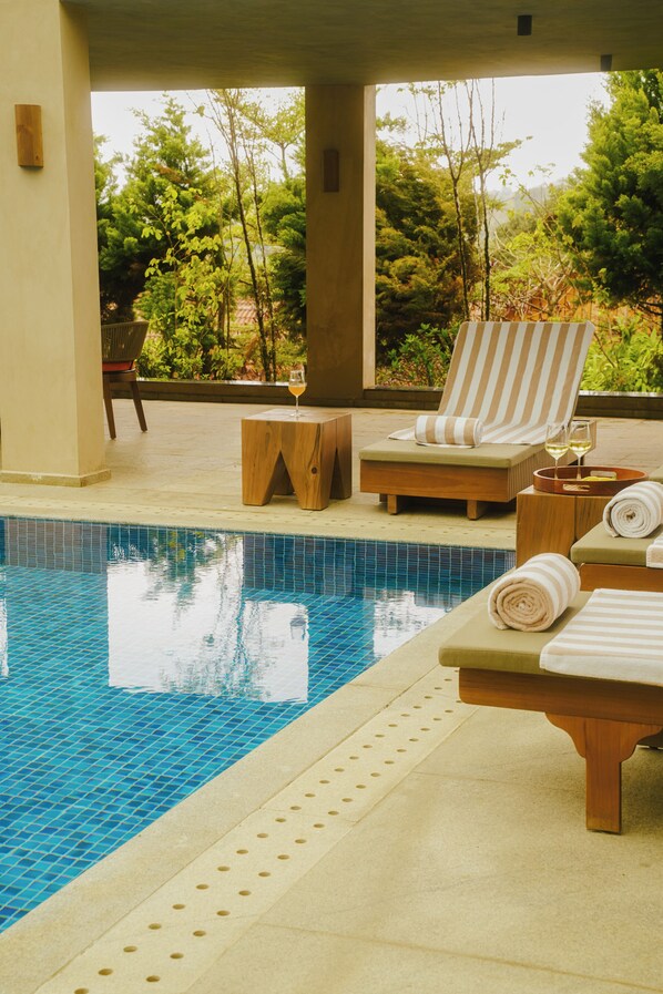 حمّام سباحة خارجي