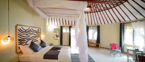 奢华双人房, 湖景 | 客房内保险箱、熨斗/熨衣板、免费 WiFi