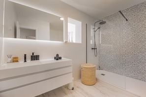Shower, hair dryer, towels