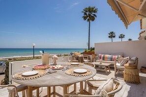 Outdoor dining - 3128 Beachfront Casa Luna in Aldea Beach (Manilva)