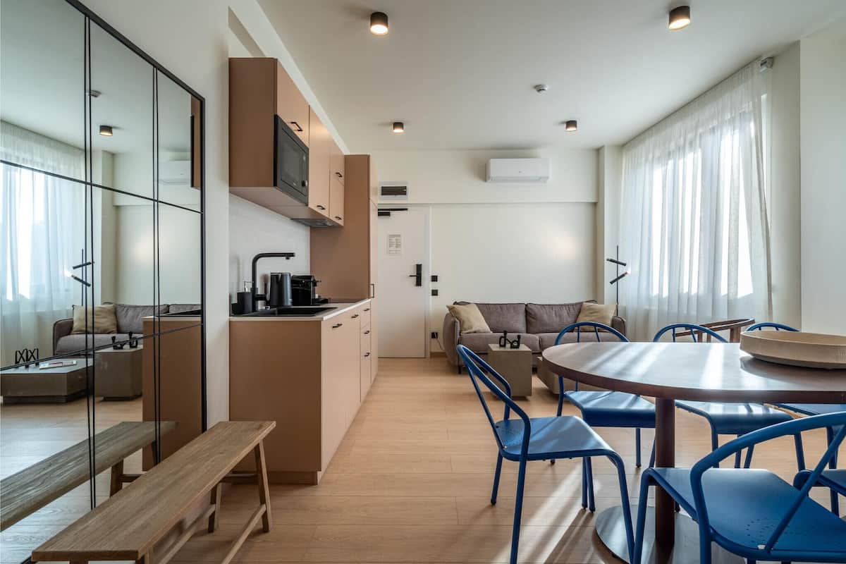 家庭公寓 | 起居區 | 60-公分電視,提供有線頻道