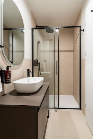 高級開放式客房 | 浴室 | 淋浴設備、吹風機、毛巾、肥皂