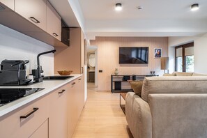 Microondas, horno, placa de cocina, cafetera/tetera