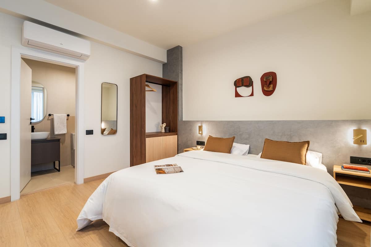 Traditional Studio | Iron/ironing board, free WiFi, bed sheets