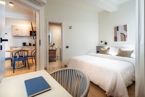 Tabla de planchar con plancha, wifi gratis y ropa de cama 