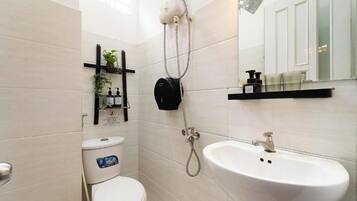 Quarto casal standard | Banheiro | Chinelos, toalhas de banho, papel higiênico