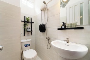 Standard Double Room | Bathroom | Towels, toilet paper