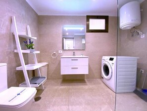 Regadera, secadora de cabello, toallas, jabón 