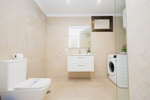 Shower, hair dryer, towels, soap - Los Cristianos Suite Alma Homes (Los Cristianos)