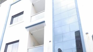 Un edificio de varios pisos con balcones y ventanas amplias.
