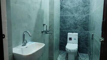 Ducha, artículos de tocador gratuitos, toallas, jabón