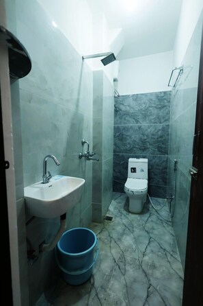 Shower, free toiletries, towels, soap - Hotel Ujjain Dwarka Palace (Ujjain)