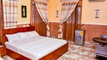 Habitación doble ejecutiva, balcón, vista a la alberca | Escritorio y espacio para trabajar con laptop